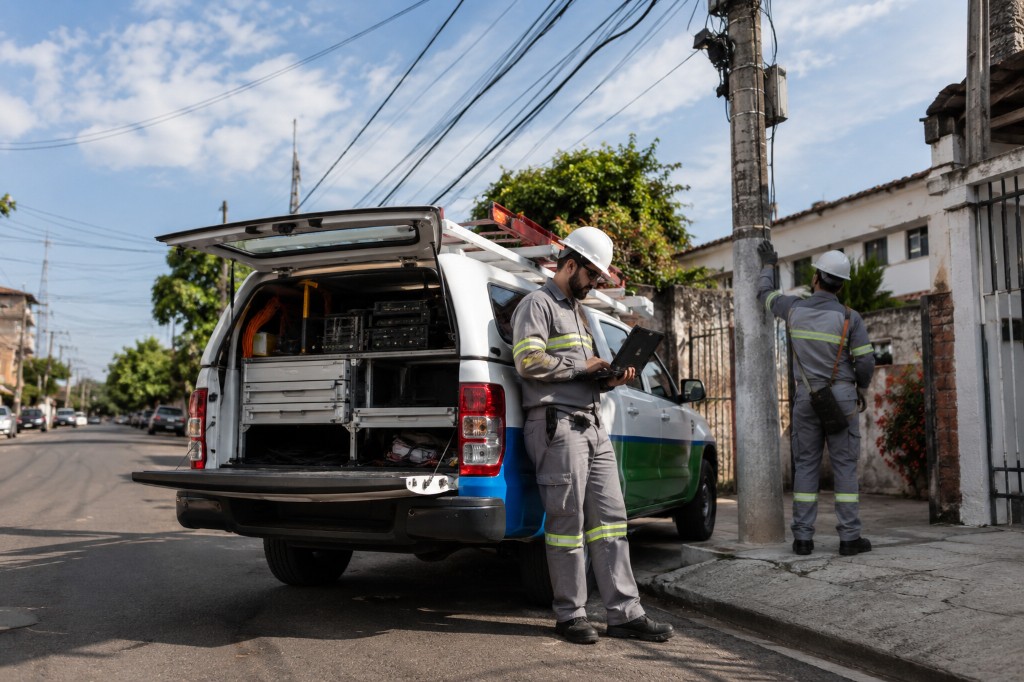 Técnico especialista consultando tablet em campo